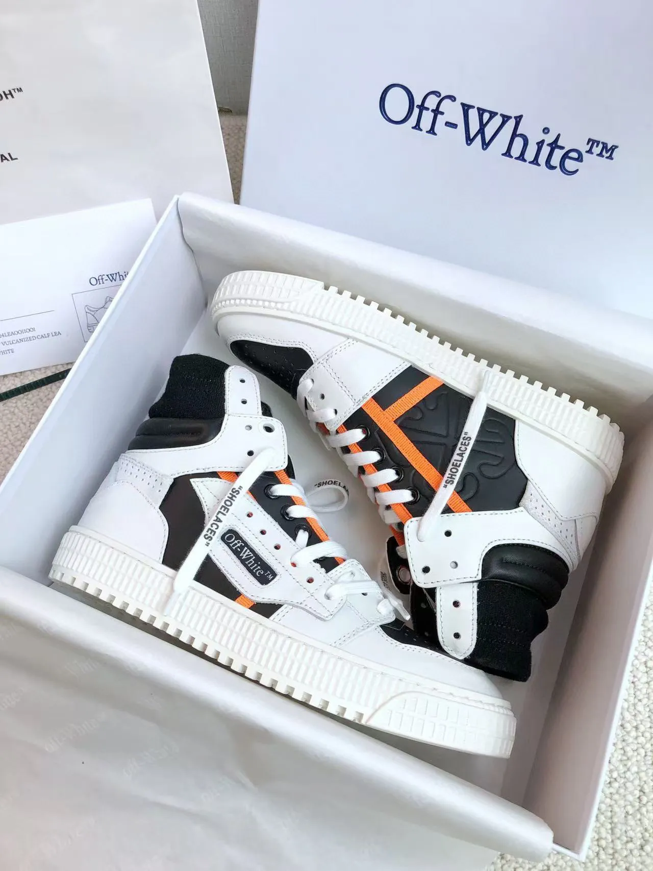 Men's shoes💰620 OFF WHITE ⚡️Couple style⚡️🍓New color🍓 The latest spring model of Gaobang street casual Martin style masterpiece, released the highest quality version on the market 👊 Series original mold opening, original lasting, production technology 1:1 original ➰🔜The best choice for more and more celebrities and Internet celebrities🔸In the classics Changes in the code🔸Innovate in the trend🔸Strive to break away from the shackles of bad street design🔝Although he is not the originator of fashion design, he is definitely a shining dark horse in avant-garde design🐴🆙Do not follow the trend🔅Not universal beauty🔅 Fabric💯First-layer cowhide Lining💯Imported skin-friendly and environmentally friendly polyester mesh Foot pads💯Original molded high-elastic environmentally friendly molding pads Midsole💯Original sleeve lasting process Outsole💯Rubber outsole Packaging💯Official website synchronizes a full set of packaging (brand wrapping paper, brand certificate, brand bag) code number 35-44, 45 customized